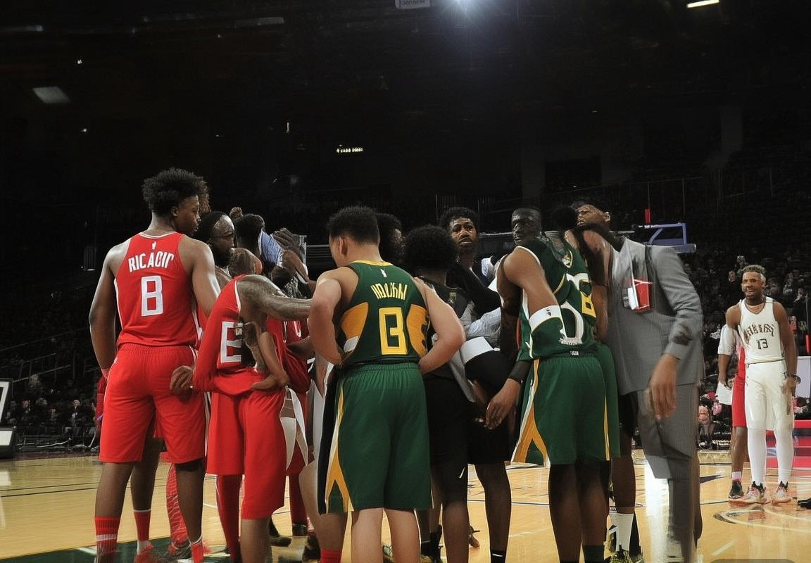 2017年休斯顿火箭对密尔沃基雄鹿NBA激战：哈登字母哥巅峰对决，篮球盛宴再现